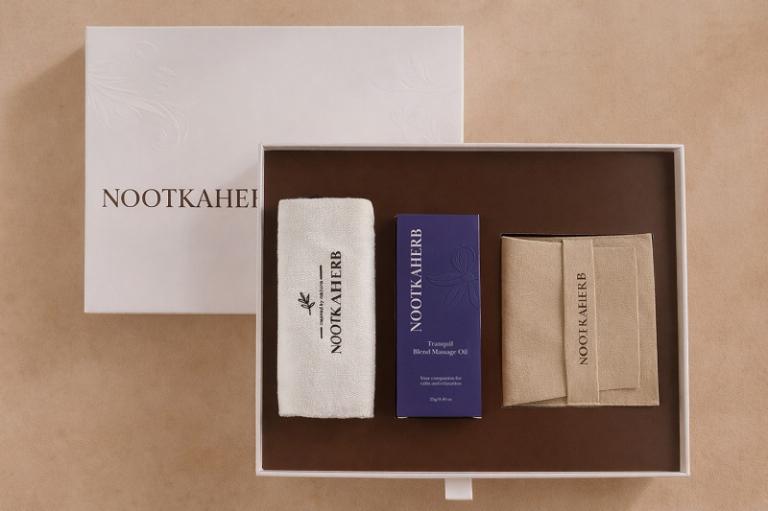 諾卡草本 森夜之暮禮盒(含森夜舒眠按摩油x1,品牌抗菌按摩刮痧板+絨布袋 ,品牌束口袋及精裝禮盒)
