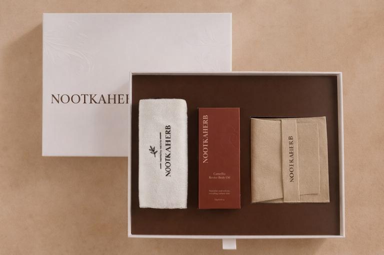 諾卡草本 柔光之萃禮盒(含山茶花煥采潤體油x1,品牌抗菌按摩刮痧板+絨布袋,品牌束口袋及精裝禮盒)