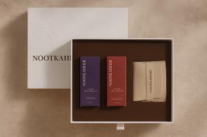 諾卡草本 日暮森境禮盒 山茶花煥采潤體油&森夜舒眠按摩油(含山茶花煥采潤體油x1,森夜舒眠按摩油x1,品牌抗菌按摩刮痧板+絨布袋x1,品牌束口袋及精裝禮盒)