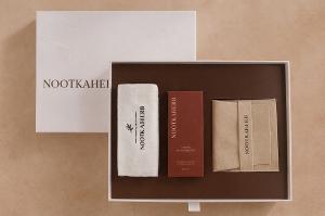 諾卡草本 柔光之萃禮盒(含山茶花煥采潤體油x1,品牌抗菌按摩刮痧板+絨布袋,品牌束口袋及精裝禮盒)