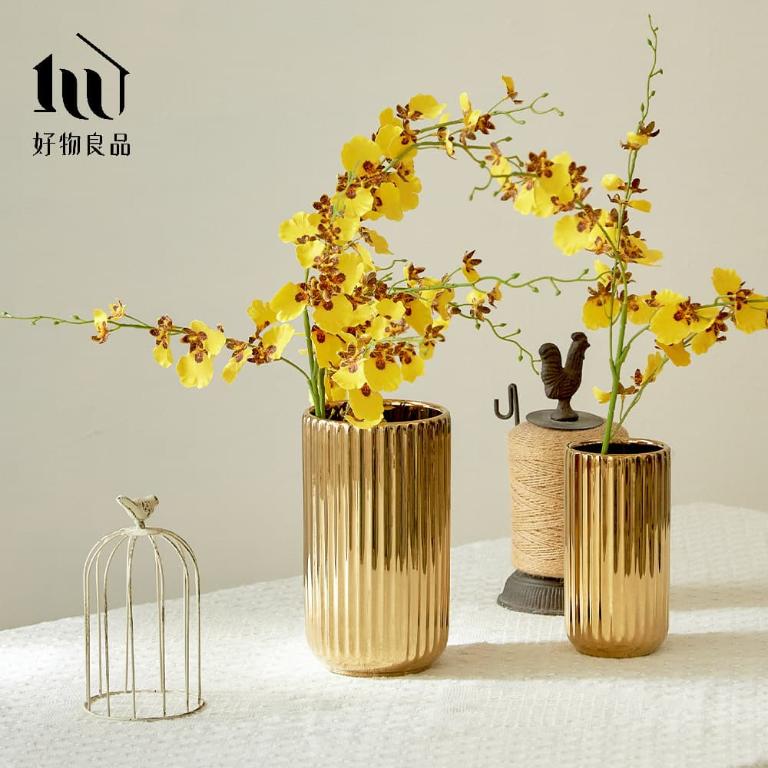 簡約豎紋陶瓷花瓶