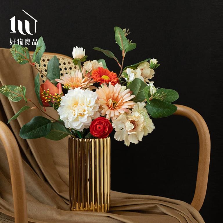 簡約豎紋陶瓷花瓶