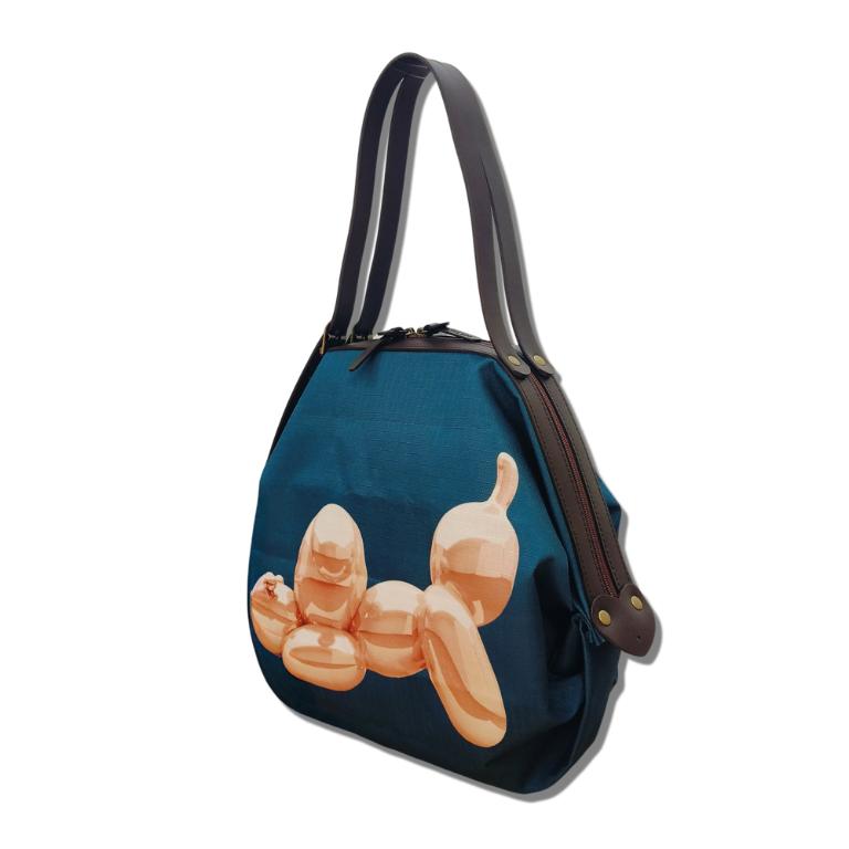 『絕版限量款』POPCORNGREEN摺疊側肩包(S)藝術家聯名款氣球狗-單寶藍+贈送(顏色隨機)：POPCORNGREEN藝術聯名氣球狗擺飾(S)