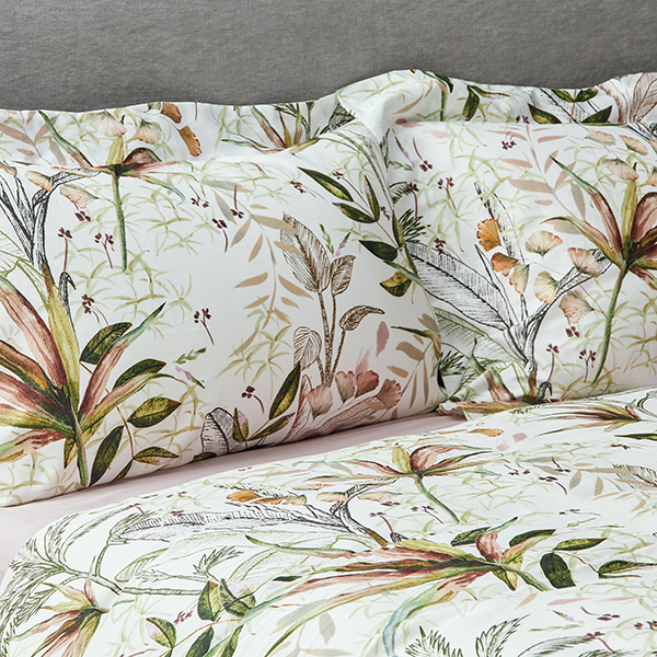 線上特賣｜【寬庭】葡萄牙原裝長纖棉印花寢飾｜葉影記憶 白底多彩+霧粉 四件組 加大