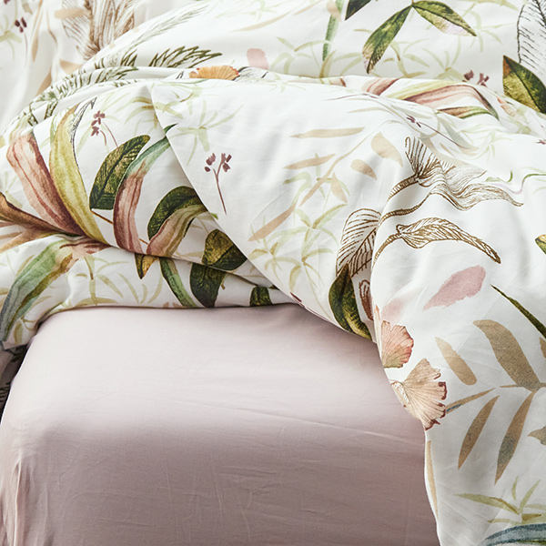 線上特賣｜【寬庭】葡萄牙原裝長纖棉印花寢飾｜葉影記憶 白底多彩+霧粉 四件組 加大