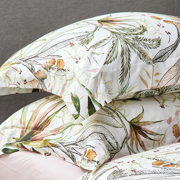 線上特賣｜【寬庭】葡萄牙原裝長纖棉印花寢飾｜葉影記憶 白底多彩+霧粉 四件組 加大