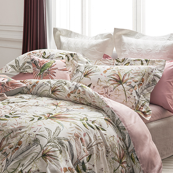 線上特賣｜【寬庭】葡萄牙原裝長纖棉印花寢飾｜葉影記憶 白底多彩+霧粉 四件組 加大