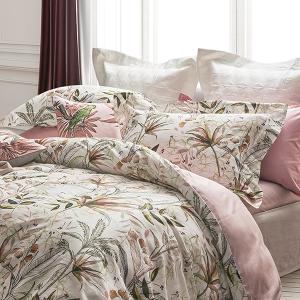 線上特賣｜【寬庭】葡萄牙原裝長纖棉印花寢飾｜葉影記憶 白底多彩+霧粉 四件組 加大