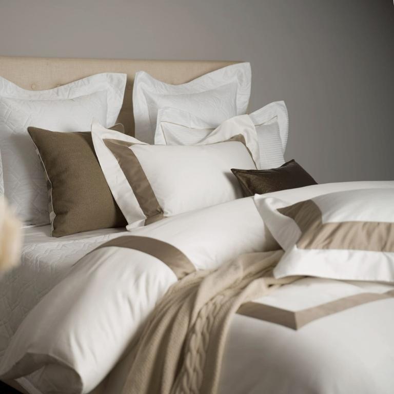 線上特賣｜【寬庭】義大利雲柔棉 | 一生鍾愛 天使白+古典褐框 | 簡約寢飾-四件組(雙人)