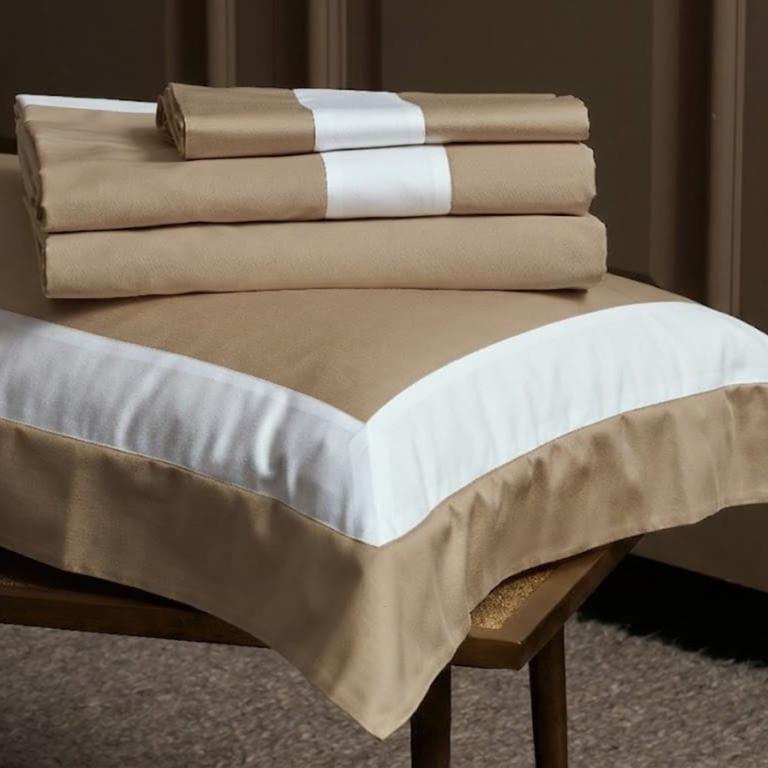 線上特賣｜【寬庭】義大利雲柔棉 | 一生鍾愛 古典褐+天使白框 | 簡約寢飾-四件組(加大)