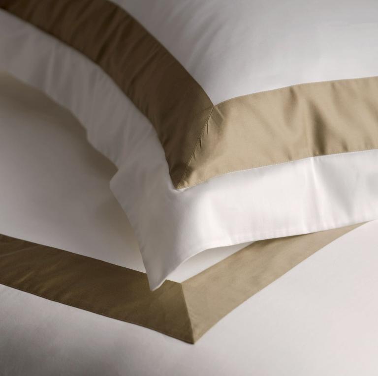 線上特賣｜【寬庭】義大利雲柔棉 | 一生鍾愛 天使白+古典褐框 | 簡約寢飾-四件組(雙人)