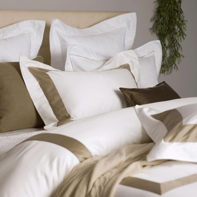 線上特賣｜【寬庭】義大利雲柔棉 | 一生鍾愛 天使白+古典褐框 | 簡約寢飾-四件組(雙人)