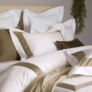 線上特賣｜【寬庭】義大利雲柔棉 | 一生鍾愛 天使白+古典褐框 | 簡約寢飾-四件組(雙人)