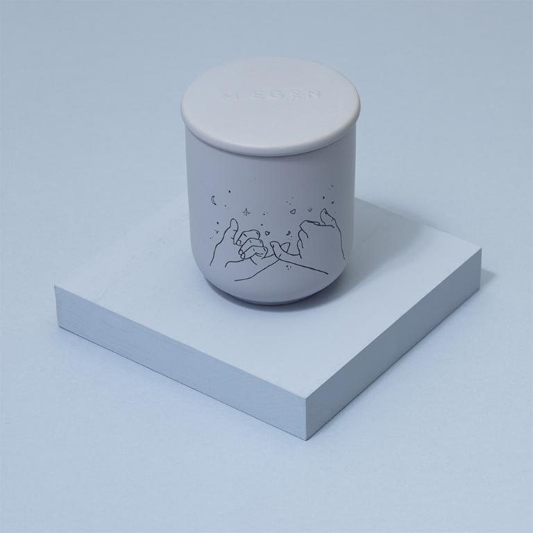 英國M&AElig;GEN Vox 蠟燭-Pinky 檀香&零陵香/240g