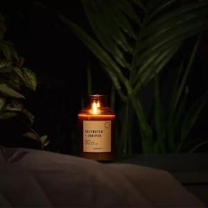 英國M&AElig;GEN Alchemist 蠟燭-海水&杜松/250g