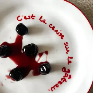 英國M&AElig;GEN 陶瓷主題餐盤-亮紅