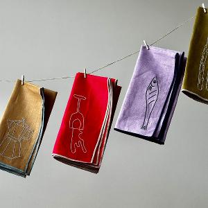 英國M&AElig;GEN 刺繡棉麻餐巾-黃(蕃茄)