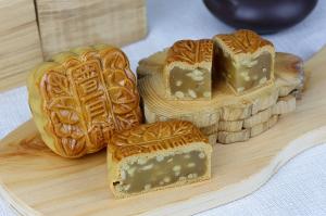 【白鵝山腳】廣式松子蓮蓉月餅 4入/盒